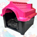 Casa plástica para pets preto e rosa, com almofada estampada de patinhas.