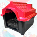 Casinha plástica preta e vermelha para pets com almofada de patinhas